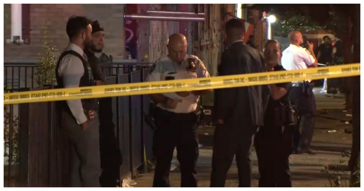 ঘটনাস্থল পরিদর্শন করেন পুলিশ কর্মকর্তারা। ছবি: এবিসি নিউজ